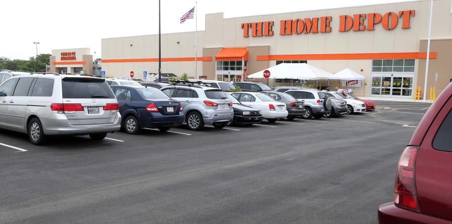 The Home Depot dijo en una declaración que solamente personal de seguridad entrenado puede perseguir y someter a los rateros (horizontal-x3)
