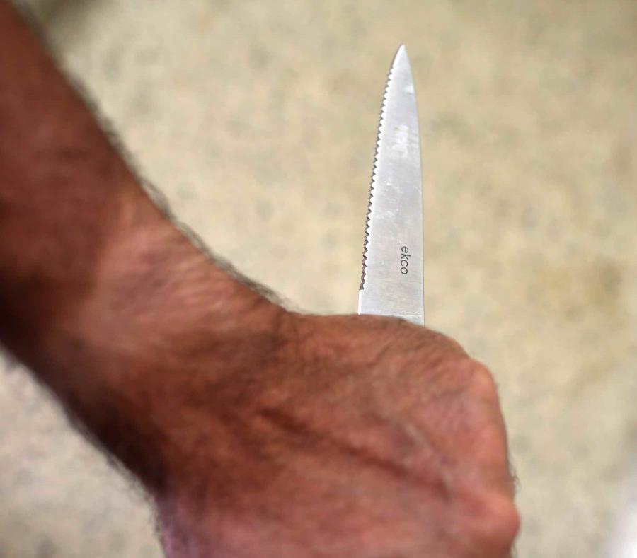 El hombre utilizó el arma blanca para intimidar a la mujer (semisquare-x3)