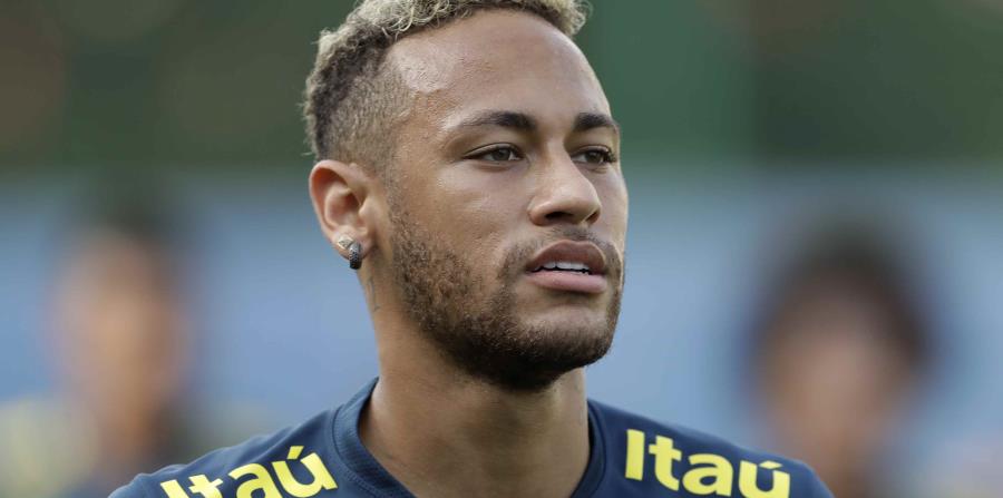 Neymar se mostró alegre y orgulloso junto al pequeño Davi. (horizontal-x3)