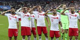 Los jugadores turcos volvieron a hacer el polémico saludo militar en partido contra Francia