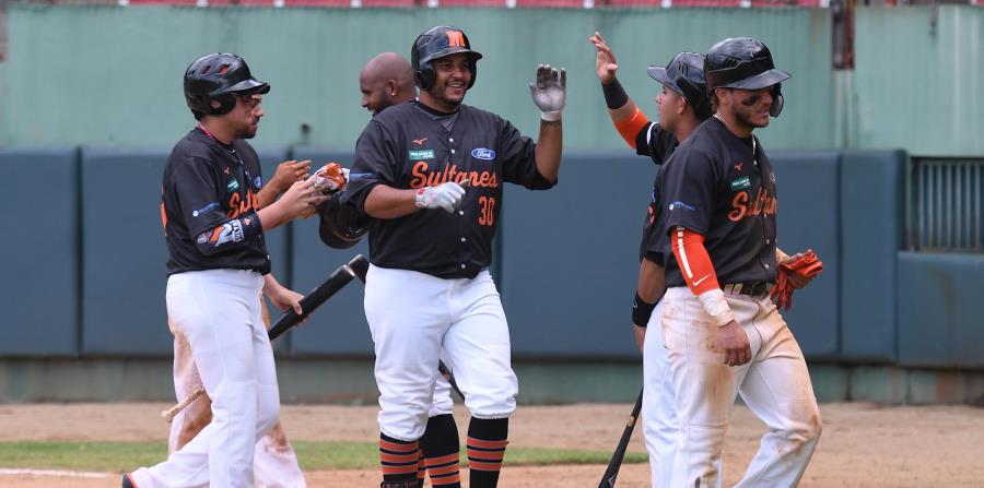 Los campeones Sultanes de Mayagüez celebran luego de eliminar a los Petroleros de Peñuelas. (Suministrada / Ángel Santiago) (horizontal-x3)