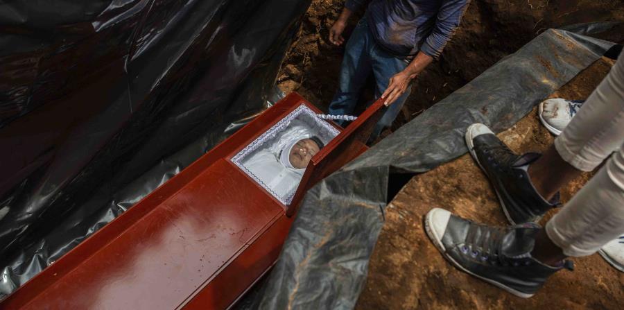 José Esteban Sevilla Medina, quien murió de un disparo en el pecho en una barricada durante el ataque de la policía y fuerza armadas, es enterrado en Masaya. (AP) (horizontal-x3)