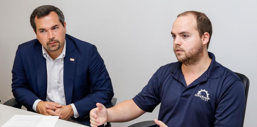 Fernando J. Herrera, vicepresidente y director de Crédito a Individuos y PYMES de Oriental, junto a José Juan González, COO de WindMar Group. (horizontal-x3)