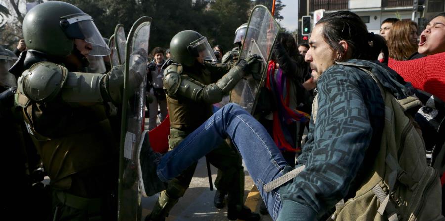 Enfrentamientos entre manifestantes y la Policía en Chile (horizontal-x3)