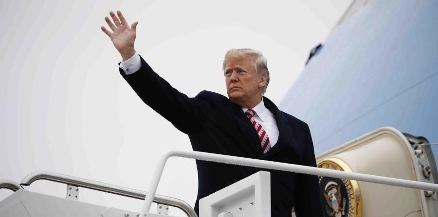 Trump aborda el Air Force One desde la base Andrews rumbo a Florida. (AP / Pablo Martínez Monsivais) (horizontal-x3)