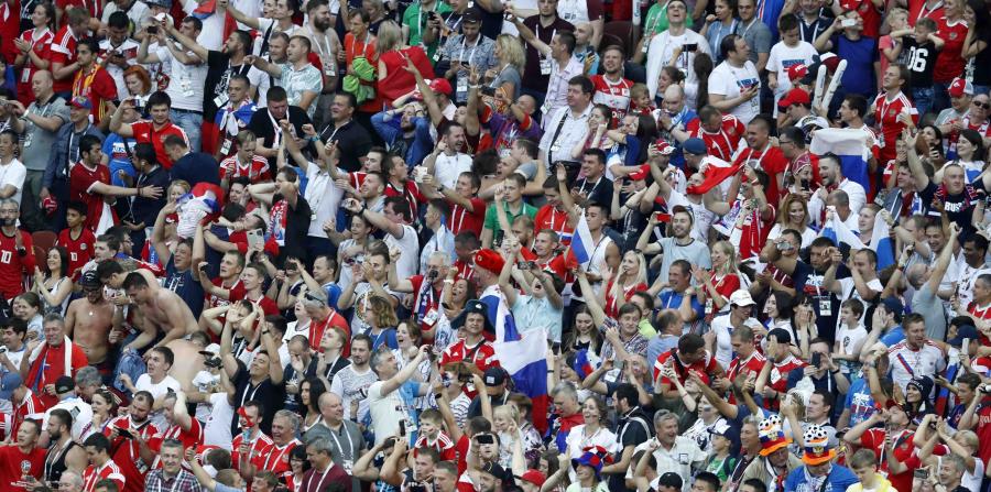 Aficionados rusos festejan el triunfo en octavos de final de la Copa del Mundo sobre España el domingo 1 de julio de 2018, en el estadio Luzhniki de Moscú. (AP) (horizontal-x3)