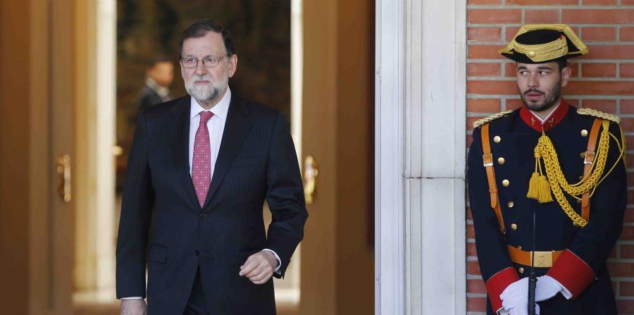 Un guardia mira al jefe de gobierno Mariano Rajoy en el Palacio de la Moncloa en Madrid, España (horizontal-x3)