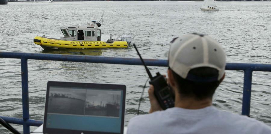 El ingeniero de computadoras Mohamed Saad Ibn Seddik, de Sea Machines Robotics, supervisa el funcionamiento de una embarcación experimental autónoma en el puerto de Boston el 15 de agosto del 2017. (AP Photo/Steven Senne) (horizontal-x3)
