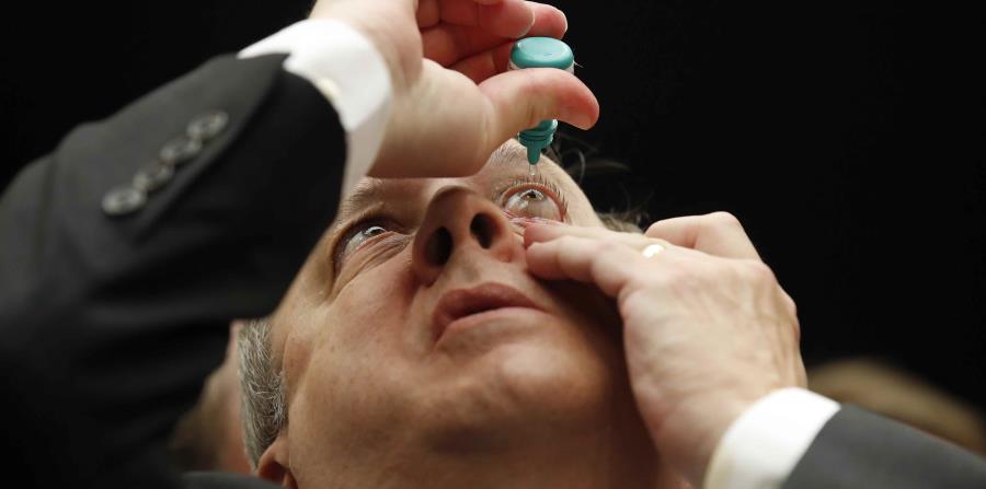 El doctor Joseph Mastandrea usa gotas para los ojos mientras testifica durante una audiencia del Comité de Energía y Comercio, Subcomité de Supervisión e Investigaciones sobre la lucha contra la epidemia de opioides. (AP / Alex Brandon) (horizontal-x3)
