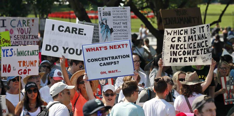 Activistas se reúnen para protestar contra la política del gobierno de Donald Trump de separar a los niños de sus padres inmigrantes en la Plaza Lafayette frente a la Casa Blanca (horizontal-x3)