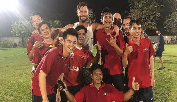 El actor Hemsworth, conocido por dar vida a 'Thor', pasó apuros al jugar un partido de fútbol en Tailandia. (GDA/ Instagram) (horizontal-x3)