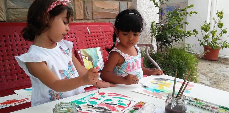 A Teresa Coleman e Indira Cruz, estudiantes de Taller Infantil, les encanta el arte. (Suministrada) (horizontal-x3)