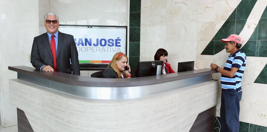 En aras de crecer en tiempos de depresión económica, invierten en productos y servicios para las pequeñas y medianas empresas y para los consumidores jóvenes. (horizontal-x3)