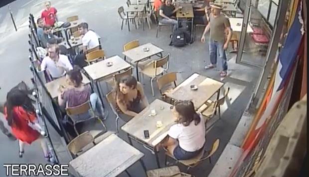 Cámara de seguridad de un café en París capta la agresión contra una joven (horizontal-x3)