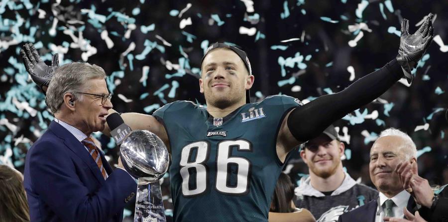 Zach Ertz celebra al recibir el trofeo Vince Lombardi luego que los Eagles de FIladelfia derrotaron a los Patriots de New England en el Super Bowl. (AP / Matt Slocum) (horizontal-x3)