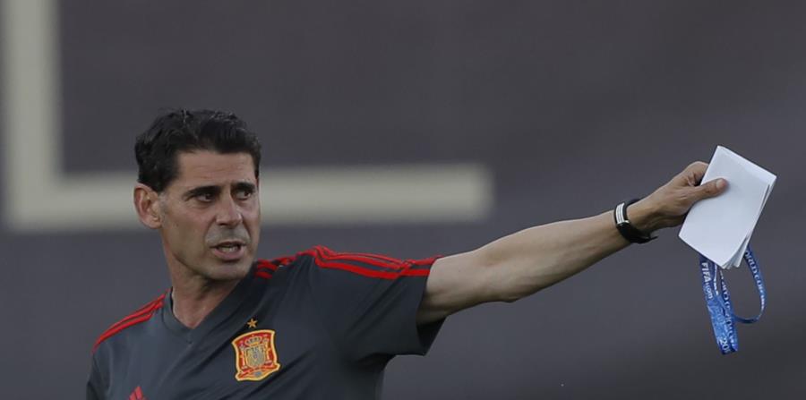 El nuevo técnico de España Fernando Hierro dirige un entrenamiento previo al Mundial en Krasnodar, Rusia, el miércoles 13 de junio de 2018. (AP (horizontal-x3)