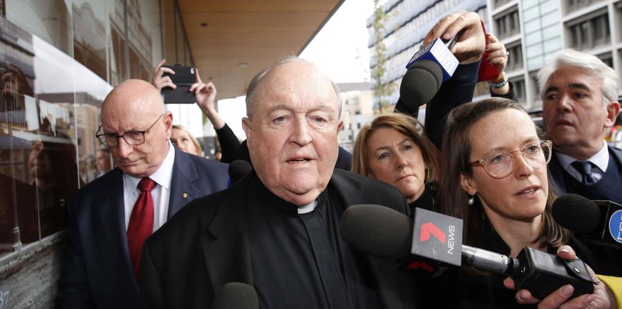 El Arzobispo Philip Wilson (c) sale hoy, martes 3 de julio de 2018, tras escuchar la sentencia en el Tribunal Local de Newcastle (Australia). (horizontal-x3)