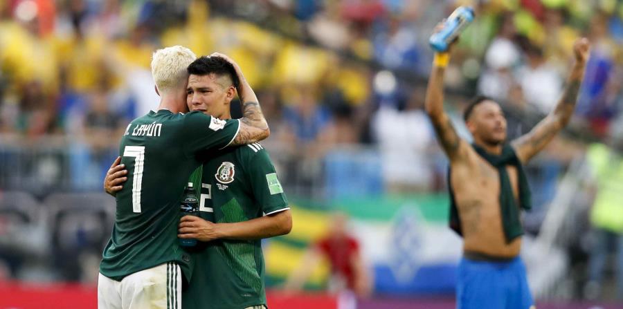Miguel Layun consuela a Hirving Lozano tras la derrota de México ante Brasil. (AP) (horizontal-x3)