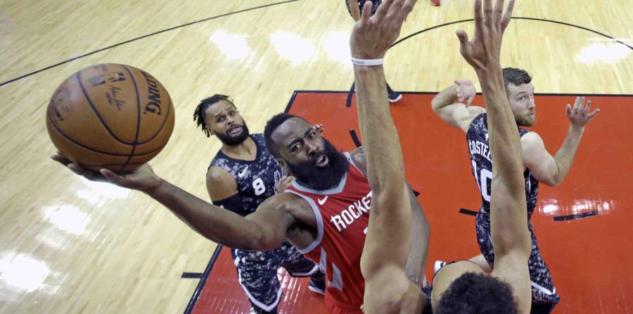 Harden encesta durante el partido contra los Spurs. (AP / David J. Phillip) (horizontal-x3)