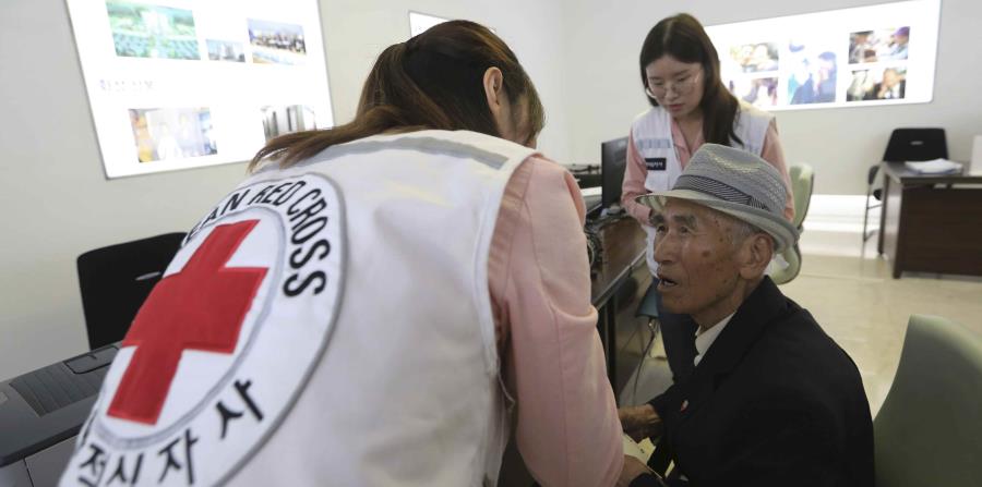 El surcoreano Yoo Gi-jin, de 93 años y quien vive en Corea del Norte, llena los documentos para reencontrarse con su familia en Corea del Sur. (AP) (horizontal-x3)