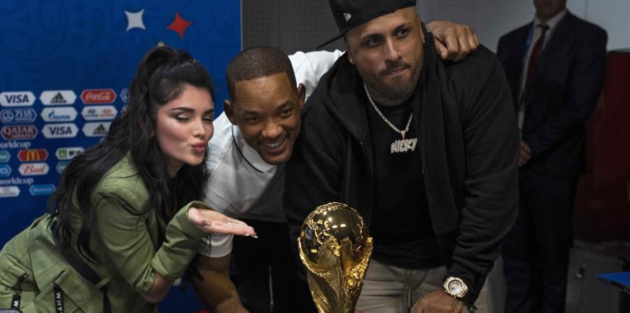 Era Istrefi, Will Smith y Nicky Jam posan con el trofeo del Mundial. (AP) (horizontal-x3)