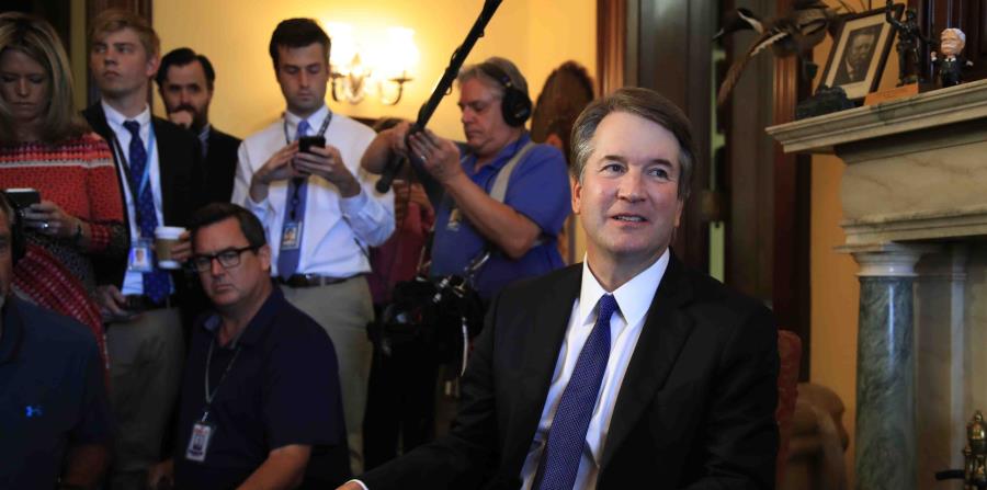 El nominado a juez del Tribunal Supremo de los Estados Unidos, Brett Kavanaugh, visita la oficina del congresista Rob Portman. (AP) (horizontal-x3)