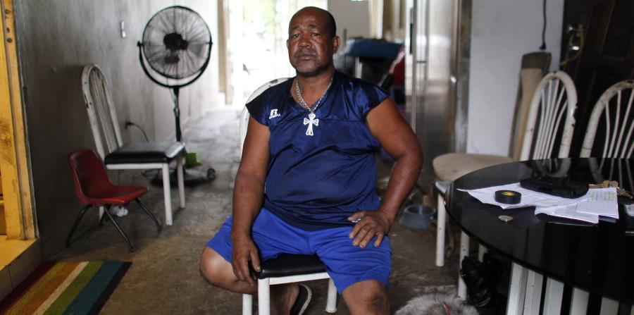 Elvis Guzmán, un vendedor de metales, afectado por la ejecución de su hipoteca. (horizontal-x3)