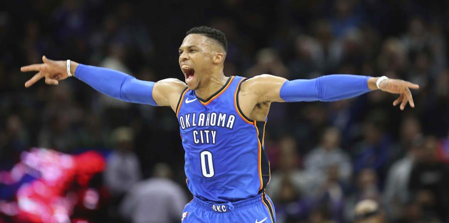 Russell Westbrook celebra su canasto de tres puntos al expirarse el tiempo reglamentario del partido. (AP) (horizontal-x3)