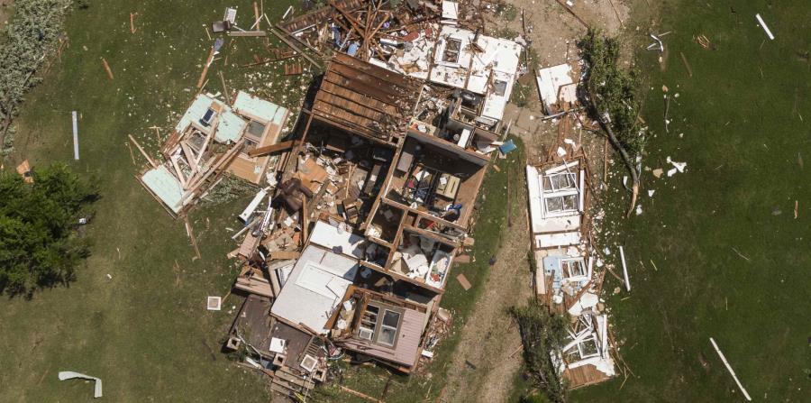 Una casa destruida luego del paso de un tornado en la ciudad de Eureka. (horizontal-x3)