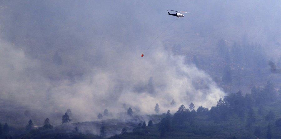 Un helicóptero trabaja en las labores de extinción de incendio forestal cerca de Colorado Springs, en Colorado, Estados Unidos. (EFE) (horizontal-x3)