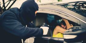Dos sujetos encañonan con armas a una mujer durante un carjacking en San Juan