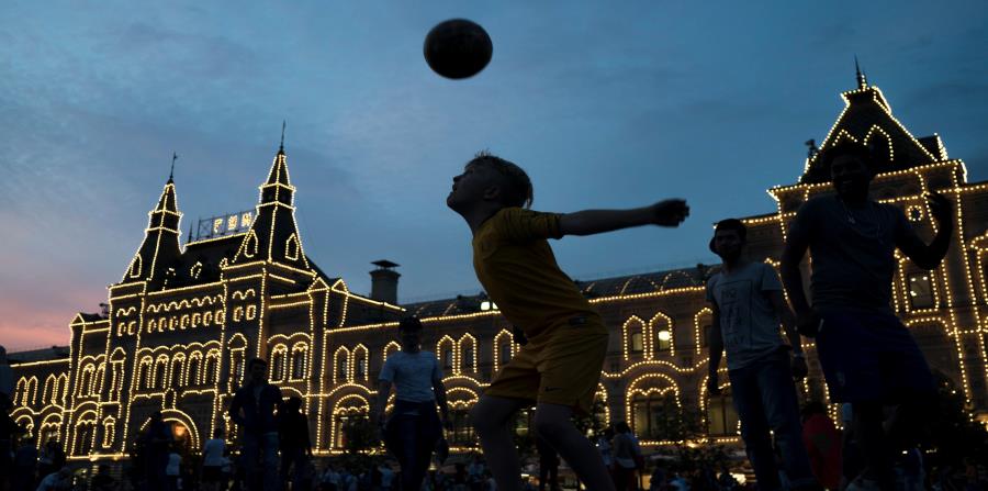 La fiebre del fútbol ha arropado las calles de Moscú con la presencia de miles de turistas. (horizontal-x3)