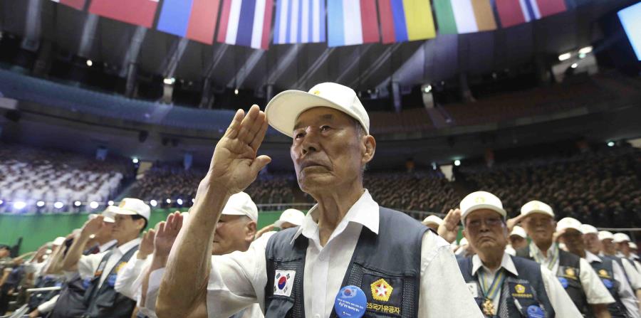 Veteranos surcoreanos durante la ceremonia del saludo que marcó el inicio de la celebración del aniversario de la Guerra de Corea. (AP) (horizontal-x3)