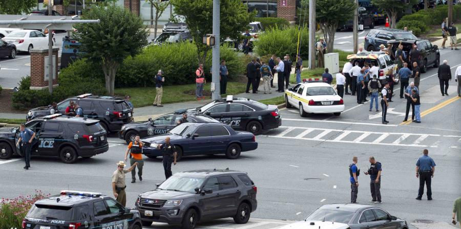 La policía de Maryland bloqueó ayer la intersección que transcurre en la entrada del periódico mientras investigaban el incidente. (AP / José Luis Magana) (horizontal-x3)