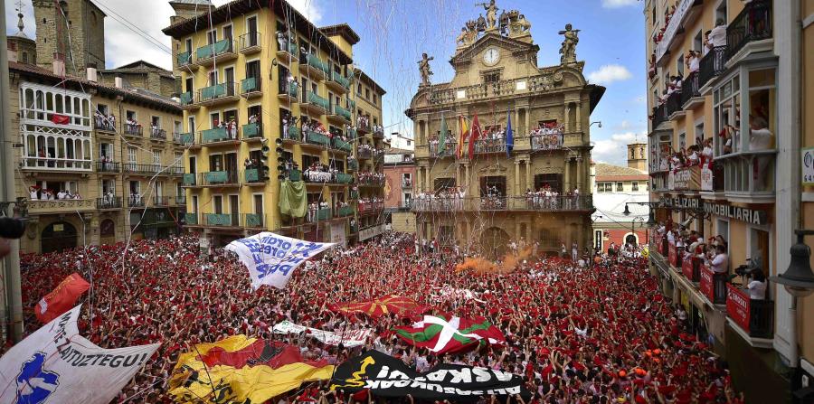 Miles de personas asistieron al primer día de las fiestas de San Fermín. (horizontal-x3)