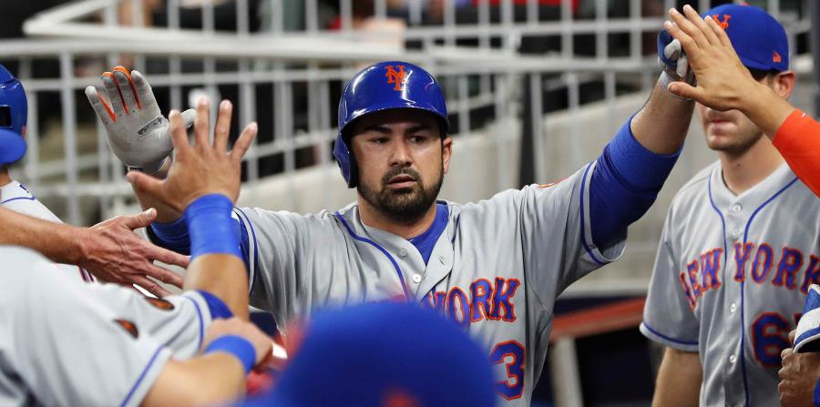 El toletero Adrián González festeja una jugada con sus compañeros de los Mets. (horizontal-x3)