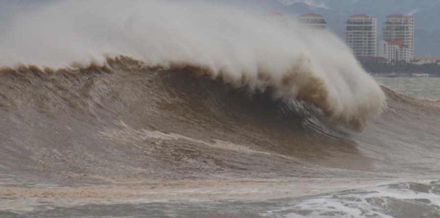 El huracán Willa dejó fuertes marejadas en Puerto Vallarta. (EFE) (horizontal-x3)