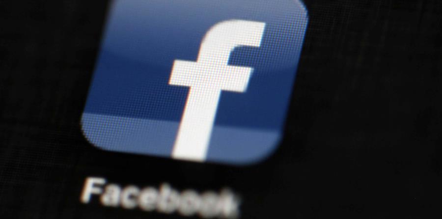 El logo de Facebook es mostrado en un iPad. (horizontal-x3)
