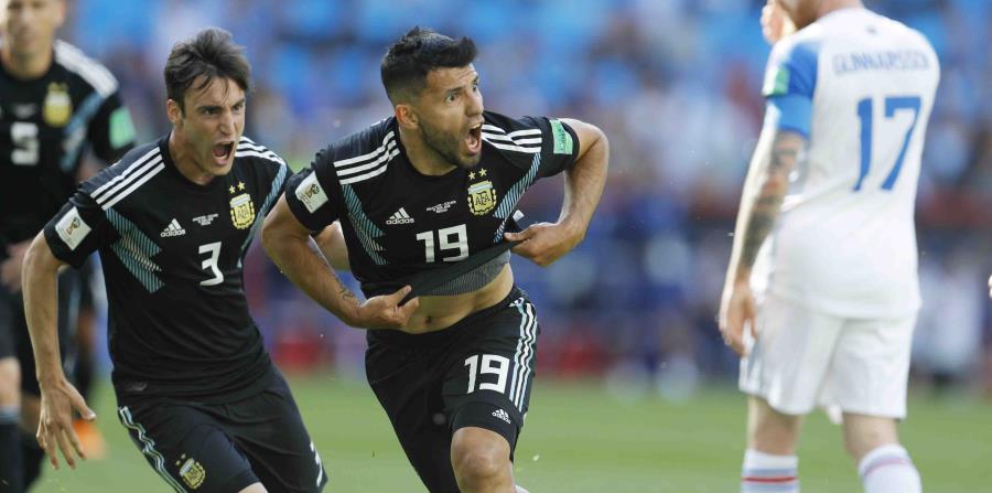 El delantero de Argentina Sergio Agüero (centro) festeja tras anotar el primer gol en el partido contra Islandia por el Grupo D del Mundial en el estadio Spartak en Moscú (horizontal-x3)