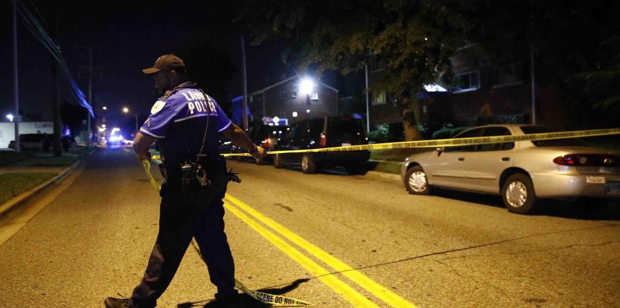 Un policía acordona el área cerca de una zona residencial vinculada al sospechoso que abrió fuego contra un diario en la capital de Maryland (horizontal-x3)