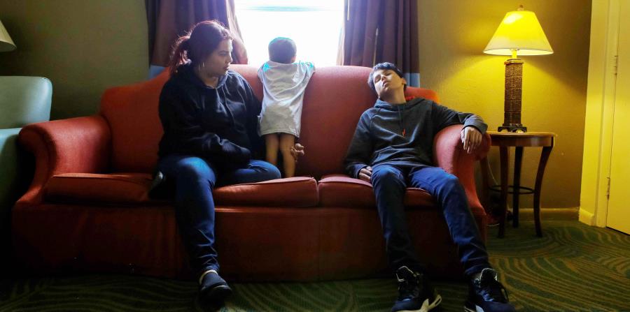 Desiree Torres, oriunda de Las Piedras, vive junto a sus hijos en un hotel Super 8 desde el 5 de noviembre de 2017. En la foto, aparece con sus hijos Yadiel Rivera, de 13 años, y Ramsses Piñero, de 2 años. (horizontal-x3)