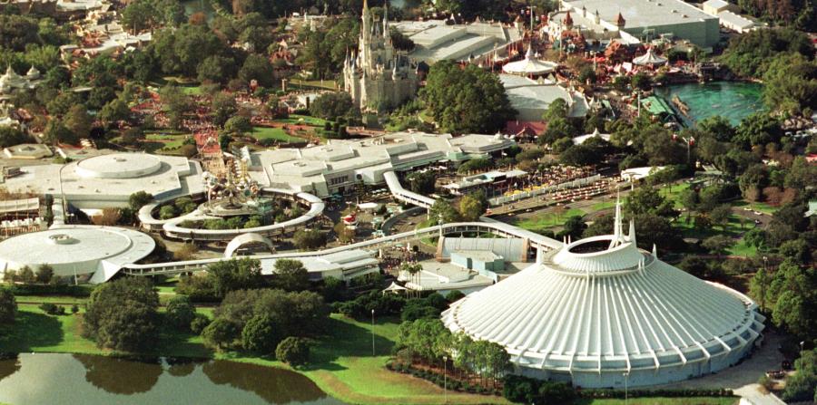 La atracción Space Mountain se ve en la parte posterior derecha. (horizontal-x3)