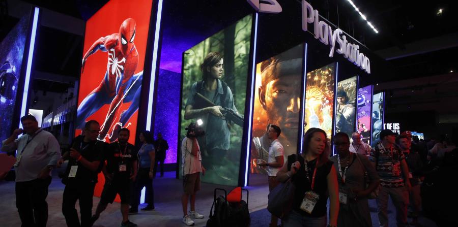 Público visita el espacio de Playstation durante la Electronic Entertainment Expo (horizontal-x3)