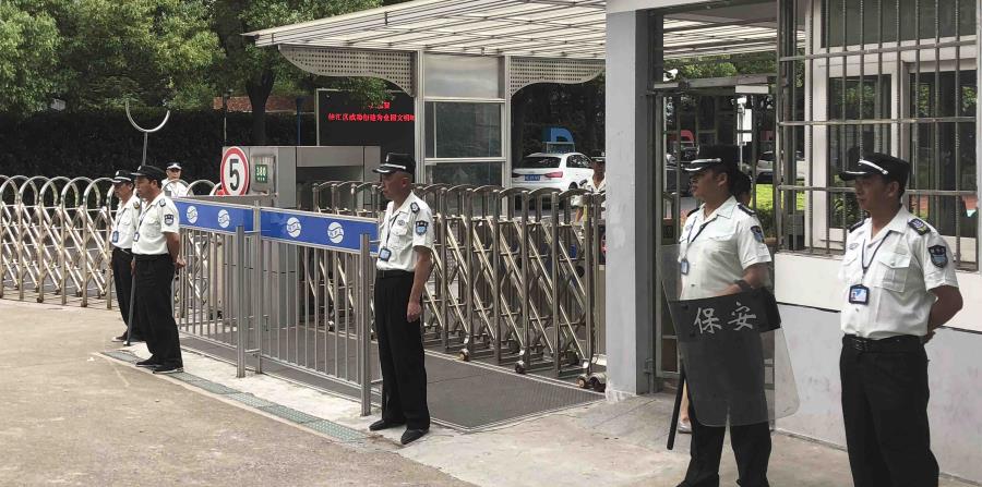 Policías custodian la entrada de una escuela en Shanghai, China. (horizontal-x3)