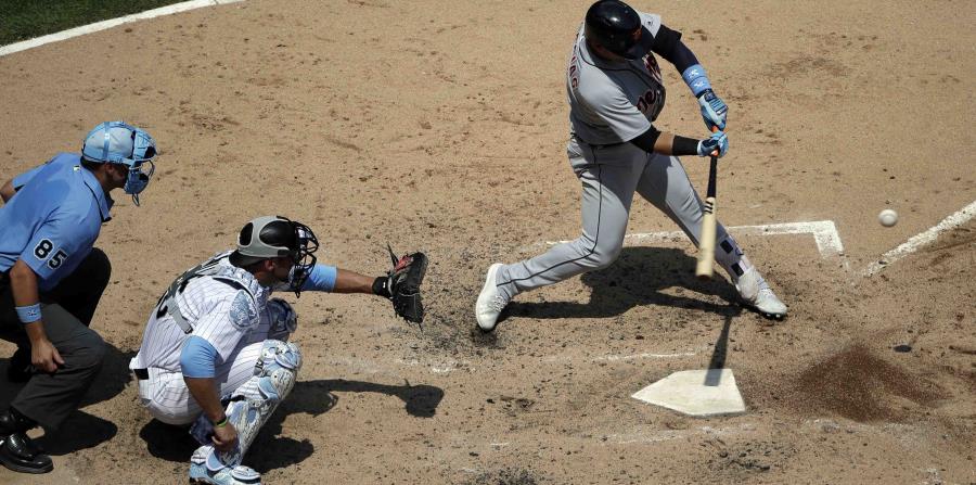 El cubano José Iglesias, derecha, de los Tigres de Detroit, pega un sencillo productor ante los Medias Blancas de Chicago el domingo 17 de junio de 2018, en Chicago. (AP) (horizontal-x3)