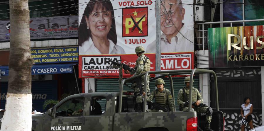 Soldados vigilan las calles en Acapulco. (AP) (horizontal-x3)