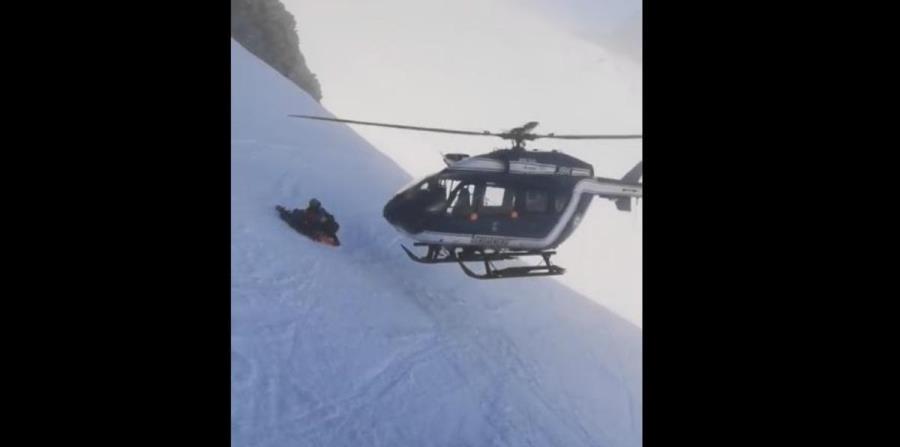 El increíble rescate en helicóptero de un esquiador herido en los Alpes (horizontal-x3)