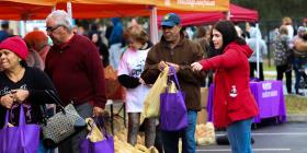 Distribuyen alimentos a los boricuas que emigraron a Orlando tras los temblores