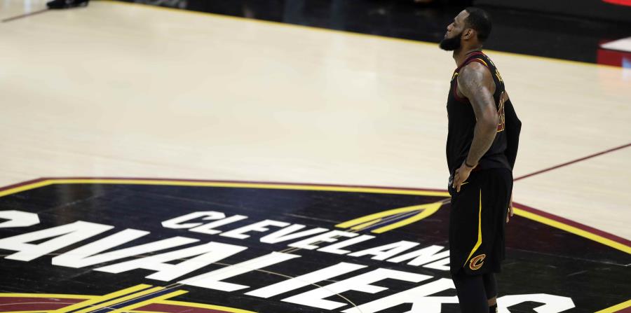 LeBron James, de los Cavaliers de Cleveland, durante uno de los juegos de la final de la NBA. (AP) (horizontal-x3)