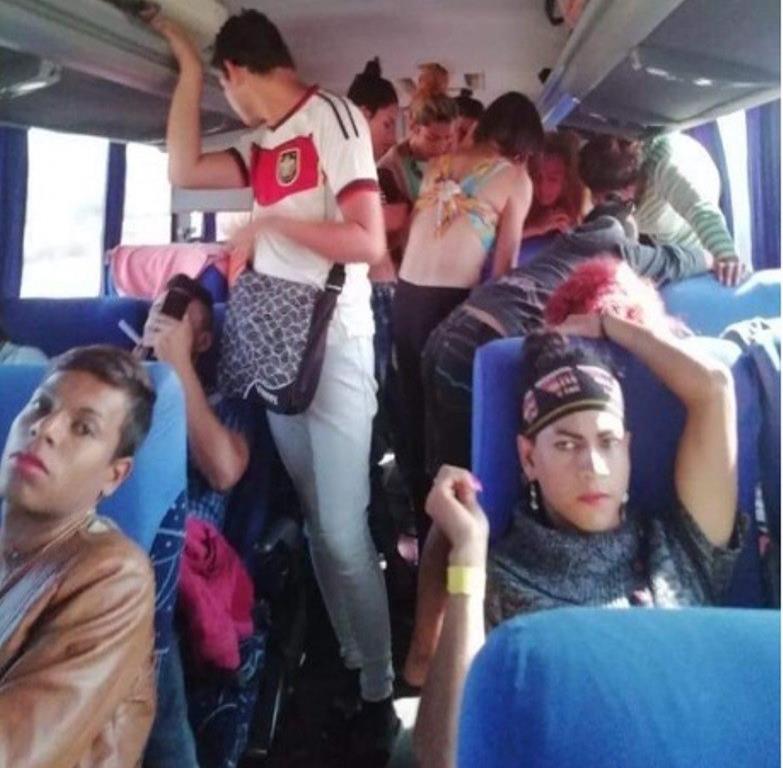 El primer grupo de la caravana de migrantes que llegó a la frontera con EE.UU. pertenece a la comunidad LGBT. (Twitter @AlfredoAlvarezz) (semisquare-x3)